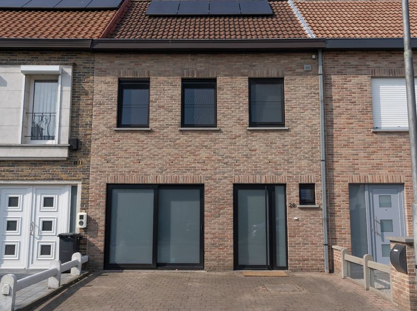 Op een boogscheut van Gent vind je deze eengezinswoning terug, gelegen in een rustige straat met weinig doorgaand verkeer. Met een mobiscore van 8,8 f